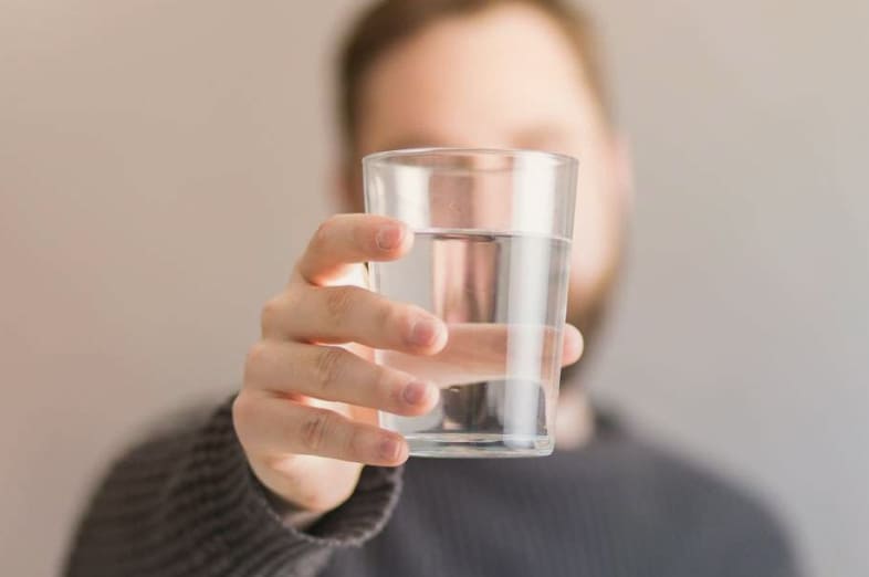 Мужчина предлагает стакан воды